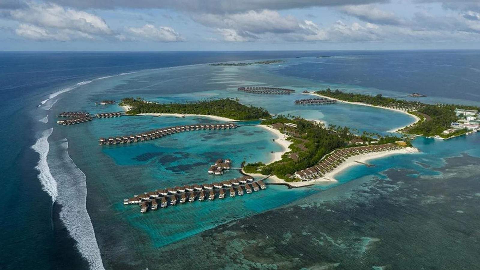 لقطة جوية لجزر Sun Siyam Olhuveli وفللها المائية ومسابحها