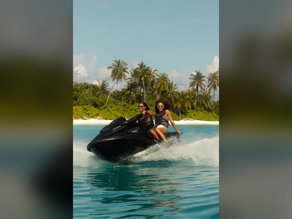 الجت سكي في مياه Sun Siyam Vilu Reef