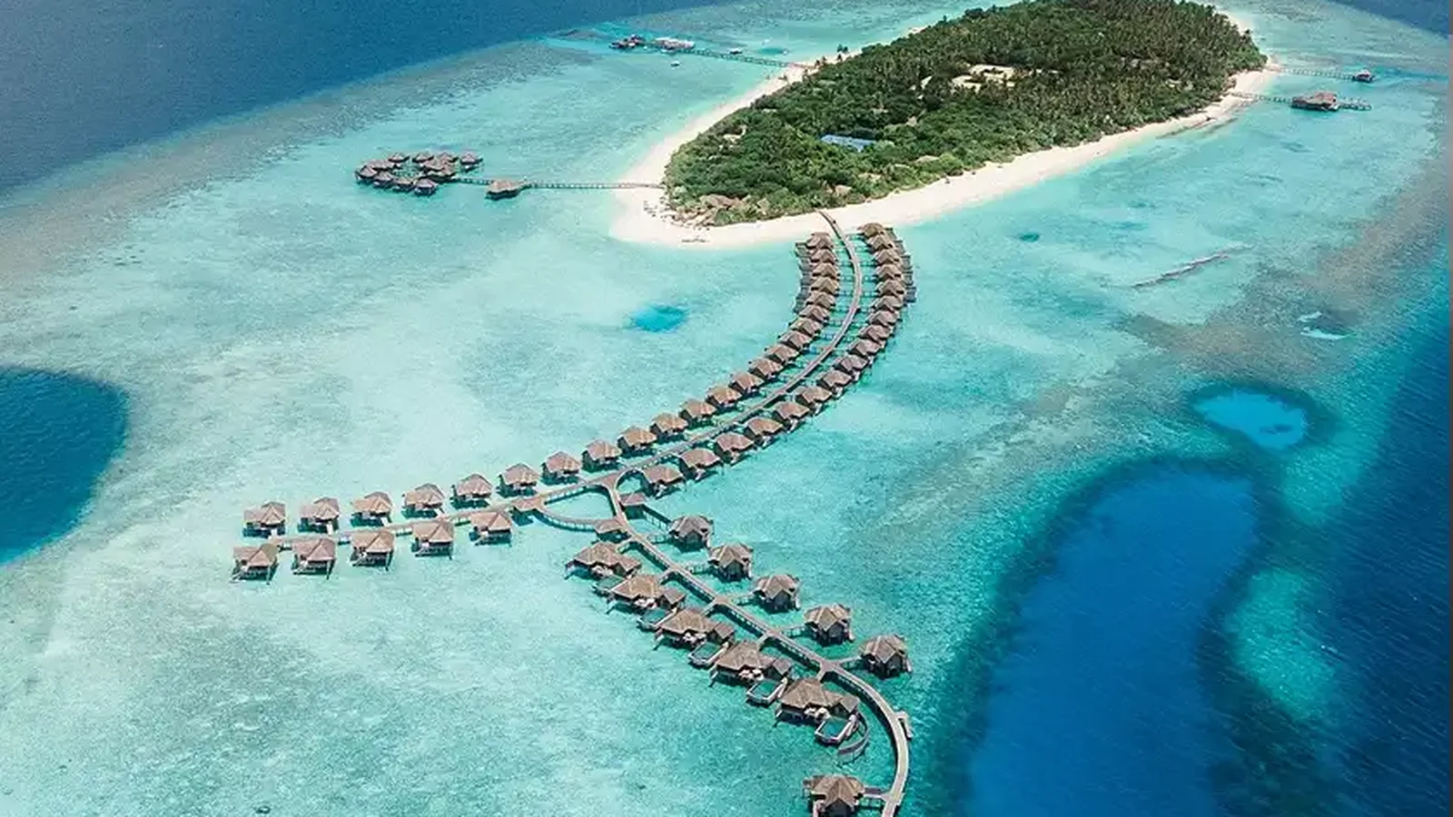 منظر جوي لجزيرة استوائية مع فيلات مائية — منتجع Vakkaru Maldives