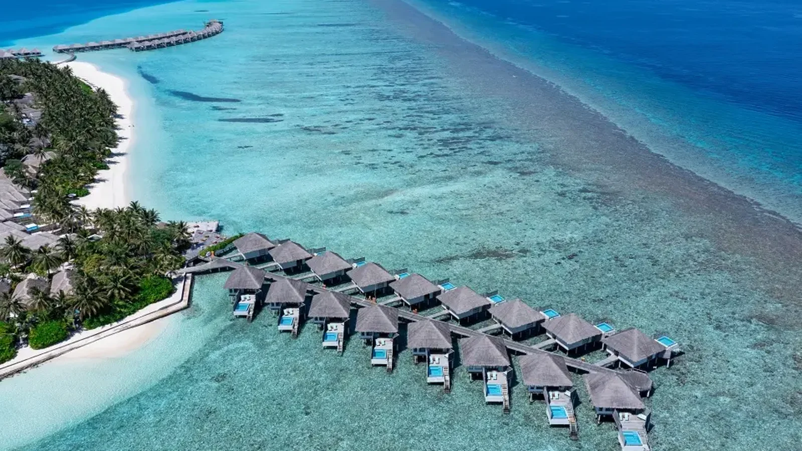 منظر جوي لمنتجع فاخر مع فيلات مائية وشاطئ — منتجع Velassaru Maldives