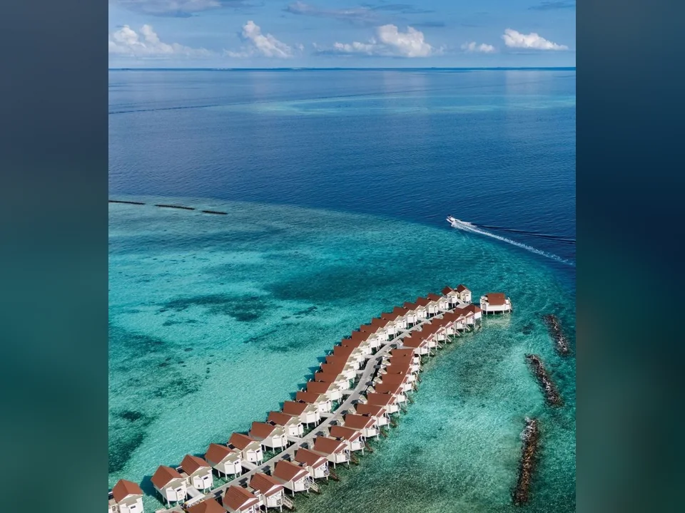 قارب يعبر بجوار الفلل المائية في Villa Nautica