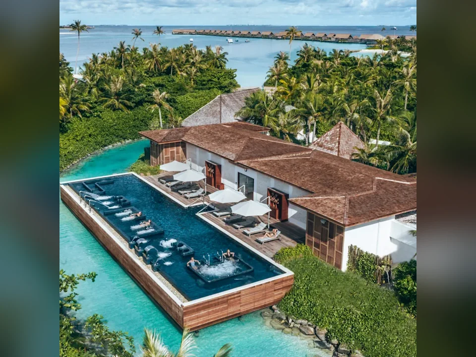 مسبح Aqua Wellness في سبا Waldorf Astoria من الجو
