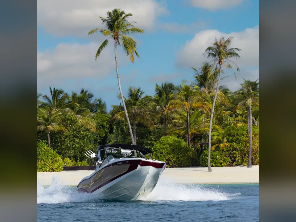 خدمة القارب السريع في Waldorf Astoria Maldives