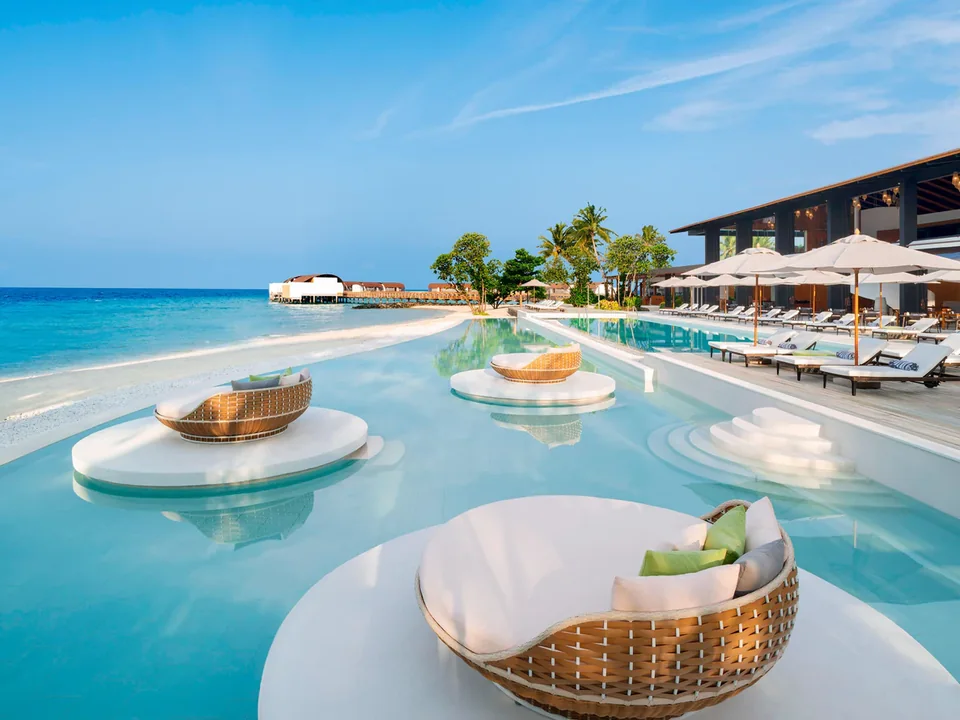 المسبح الرئيسي بالجلسات العائمة في The Westin Maldives