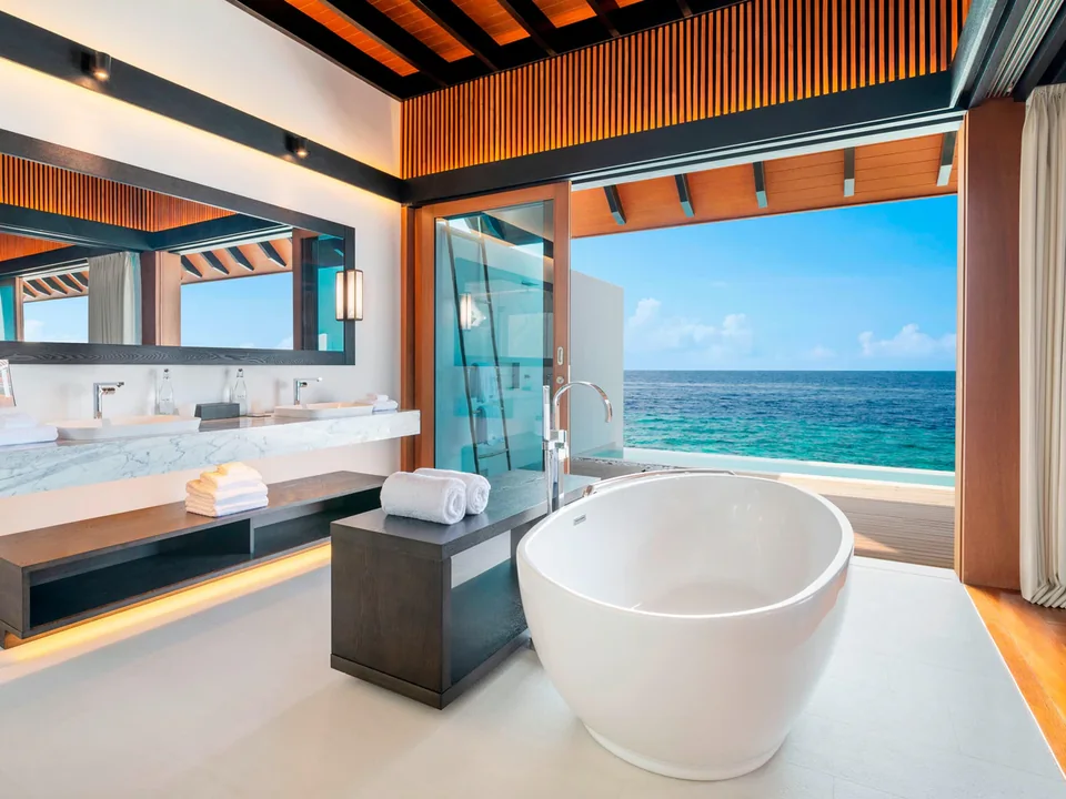 حمّام جناح الماء بإطلالة على البحر في The Westin Maldives