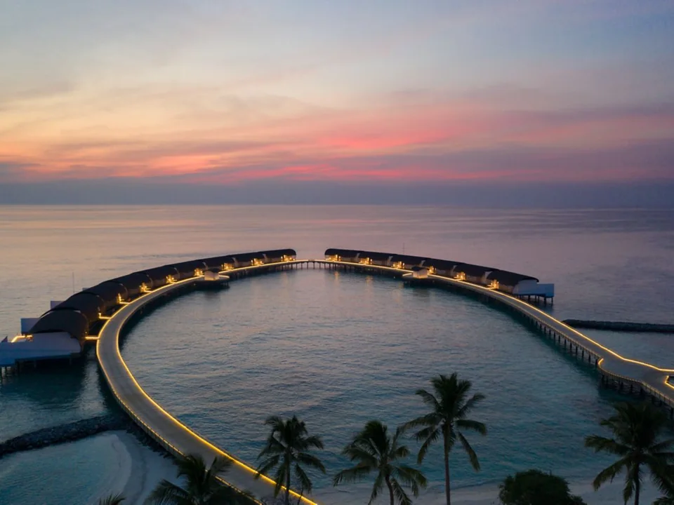 هلال الفلل المائية وقت الغروب في The Westin Maldives