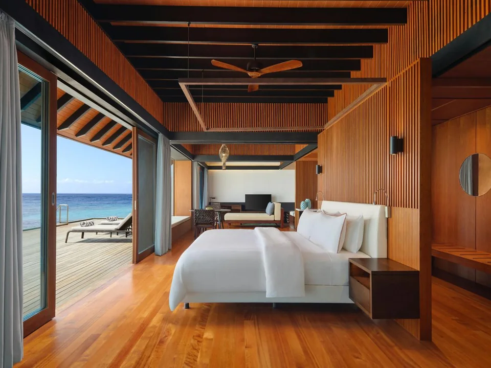 غرفة نوم الفيلا المائية بإطلالة بحرية في The Westin Maldives