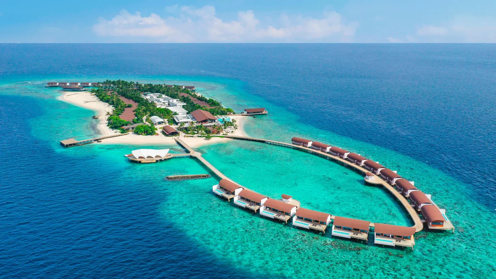 لقطة جوية نهارية لجزيرة The Westin Maldives Miriandhoo وفللها المائية