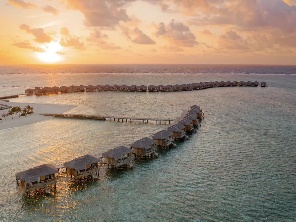الفلل المائية وقت الغروب في You & Me Maldives