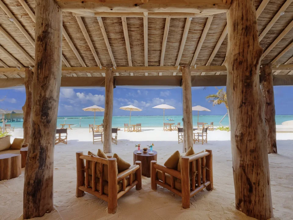 مطعم الشاطئ بإطلالة مفتوحة في You & Me Maldives