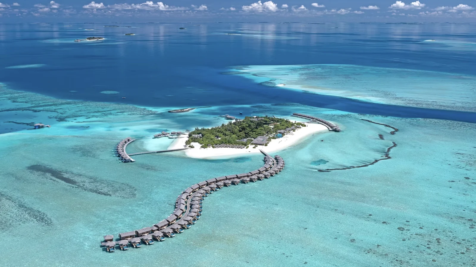 لقطة جوية لجزيرة You & Me Maldives وفللها المائية